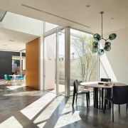 Modern-home-interior-filled-with-natural-light تأثیر نور طبیعی در دکوراسیون داخلی