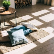 ۷ راه برای محافظت از فرش‌ در برابر آسیب نور خورشید