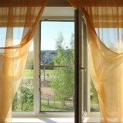 چگونه بدون سوراخ کردن، پرده‌ها را آویزان کنیم: ۳ روش آسان