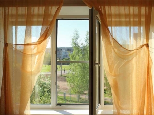 چگونه بدون سوراخ کردن، پردهها را آویزان کنیم: ۳ روش آسان