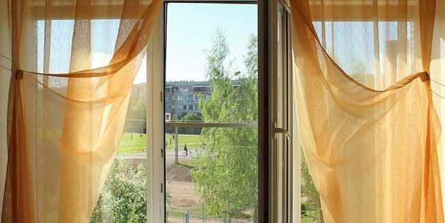 چگونه بدون سوراخ کردن، پردهها را آویزان کنیم: ۳ روش آسان