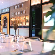 Deliver-the-Best-Dining-Experience-with-Successful-Interiors ارائه بهترین تجربهی غذا خوردن با طراحی داخلی موفق