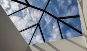 ورود نور طبیعی برای ایجاد حس وسعت و ارتباط با طبیعت