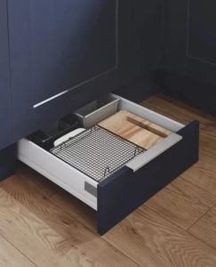 استفاده از مبلمان چندکاره و سفارشیسازی کابینتهای آشپزخانه